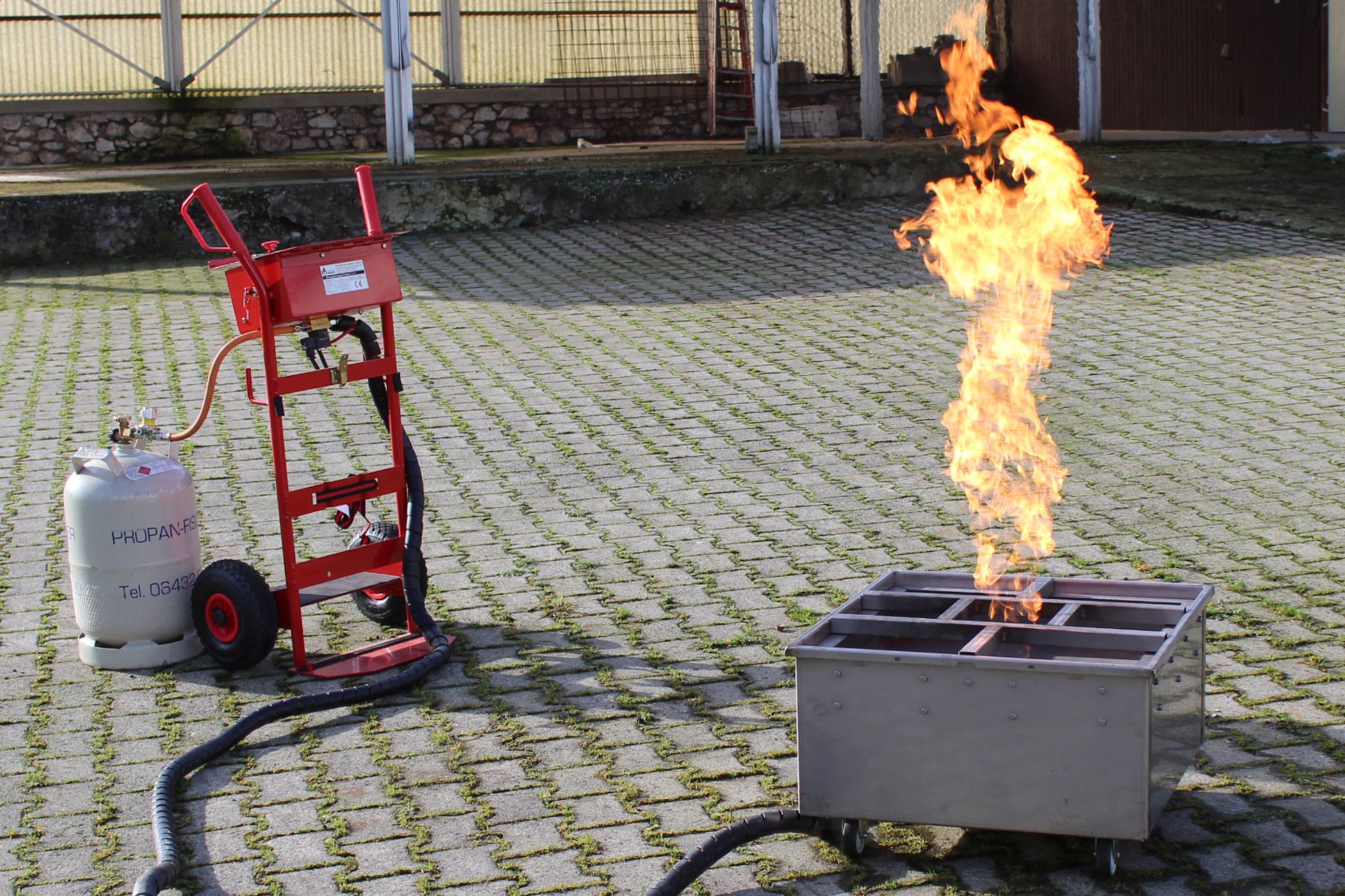 Simulation realistischer Brändemit offener Flamme und Papiereimer