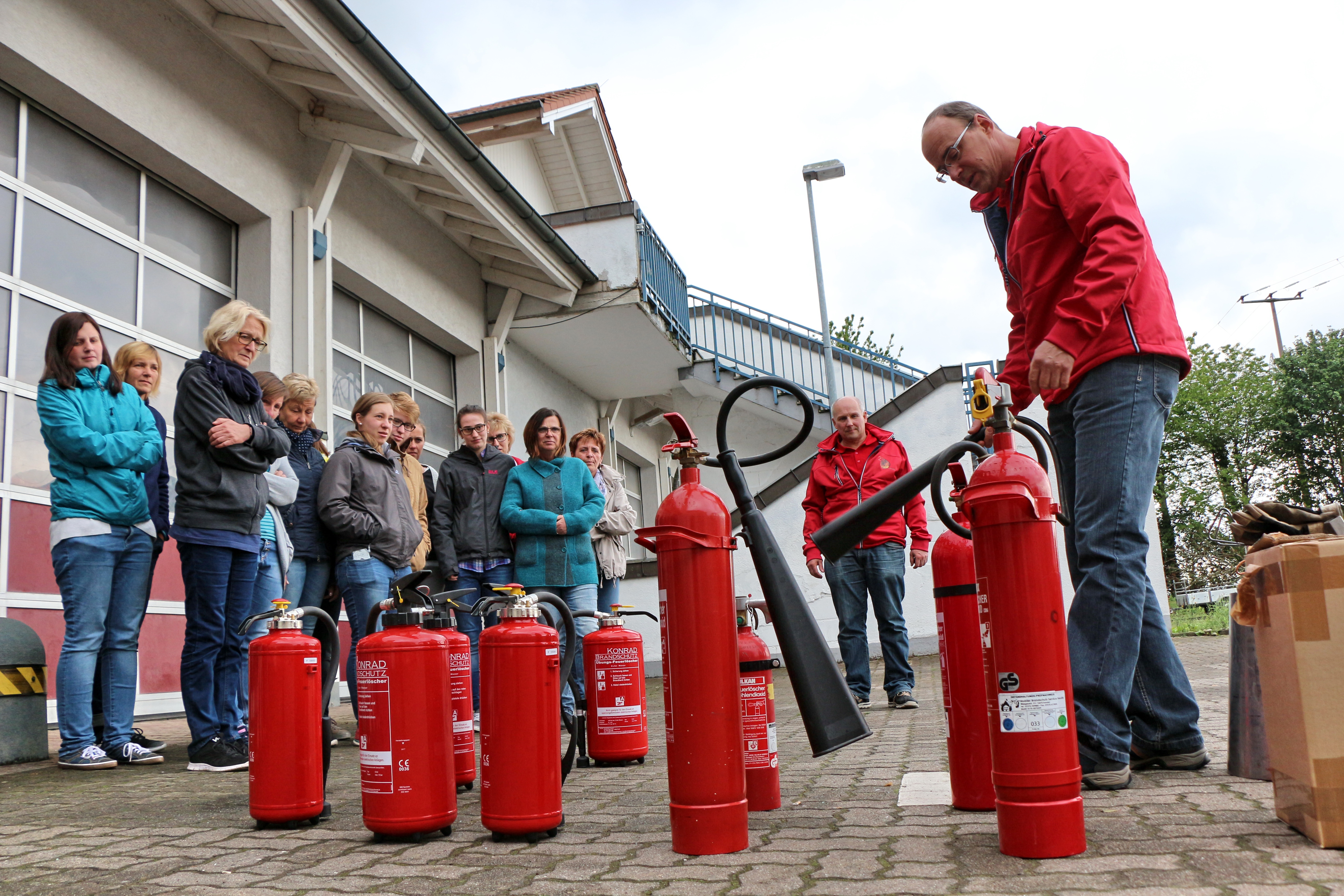 Verschiedene Größen undAuslösemechanismen von Feuerlöschern