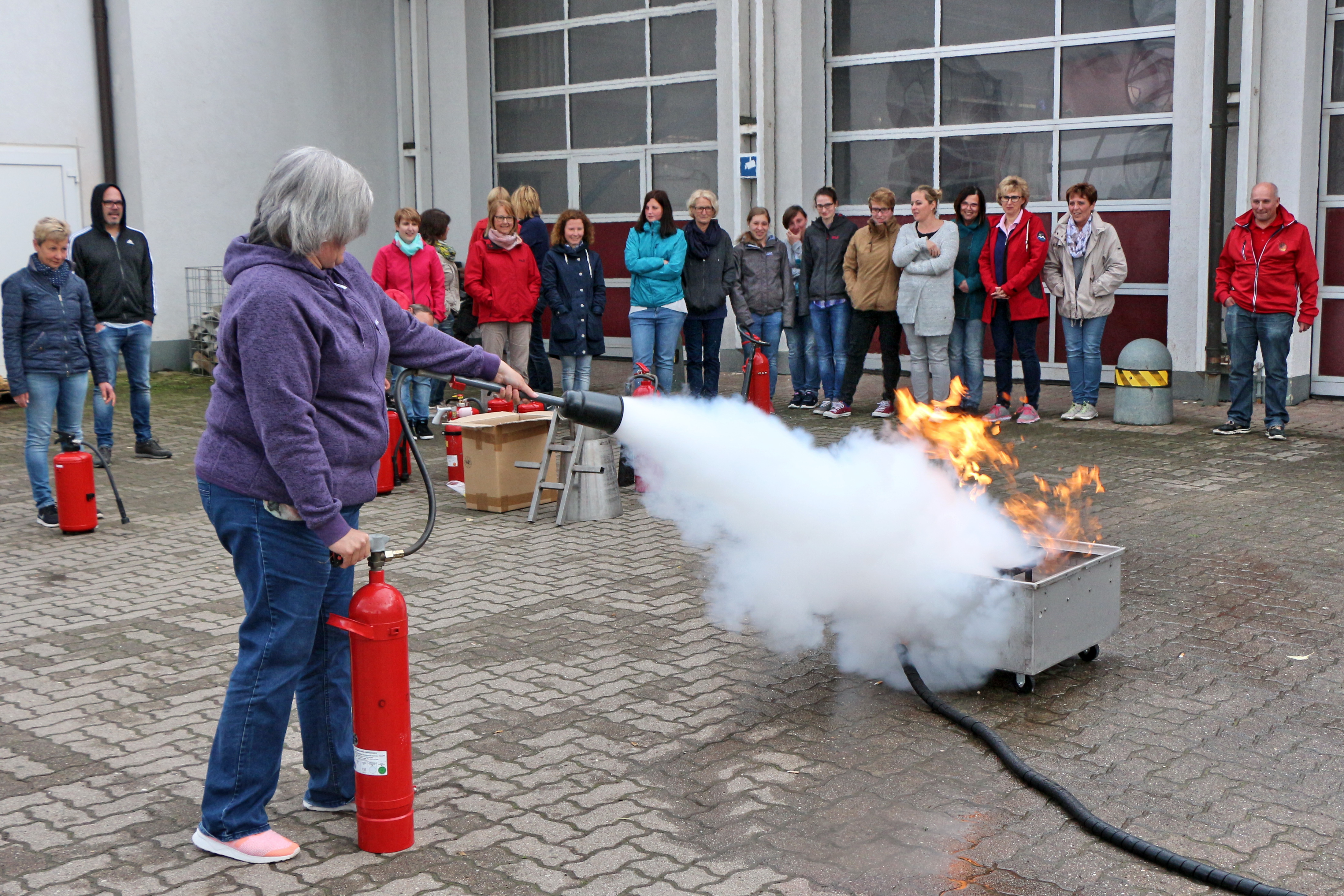 Praktische Ausbildung am Feuerlöschtrainer Volker Roth